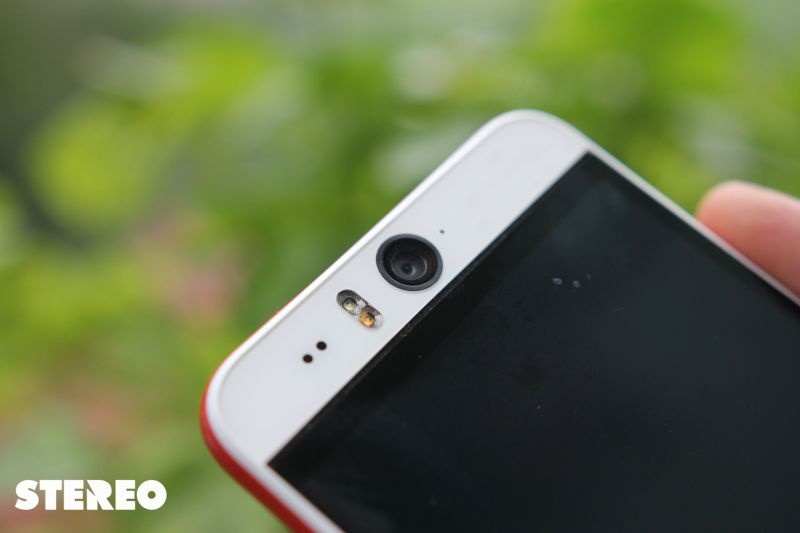 Smartphone HTC Desire Eye: tự sướng đỉnh, chống nước hay