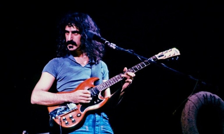 Xem Frank Zappa chơi guitar trong “Roxy: The Movie”