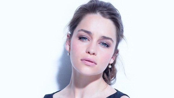 Emilia Clarke: Không muốn được nhớ tới nhờ “cảnh nóng”