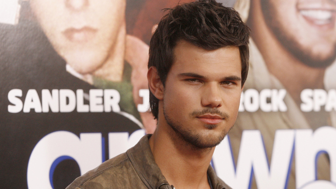 Taylor Lautner làm “chàng ngố” trong phim hài của Adam Sandler