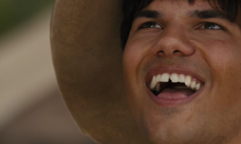 Taylor Lautner làm “chàng ngố” trong phim hài của Adam Sandler