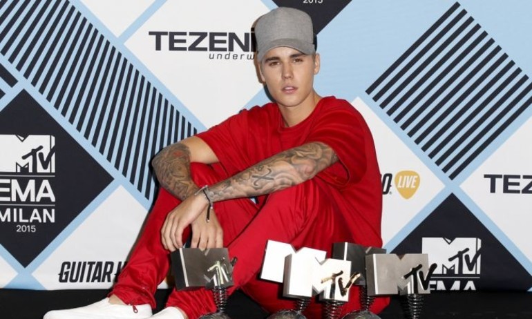 Vượt mặt Taylor Swift, Justin Bieber thắng lớn tại MTV EMAs 2015