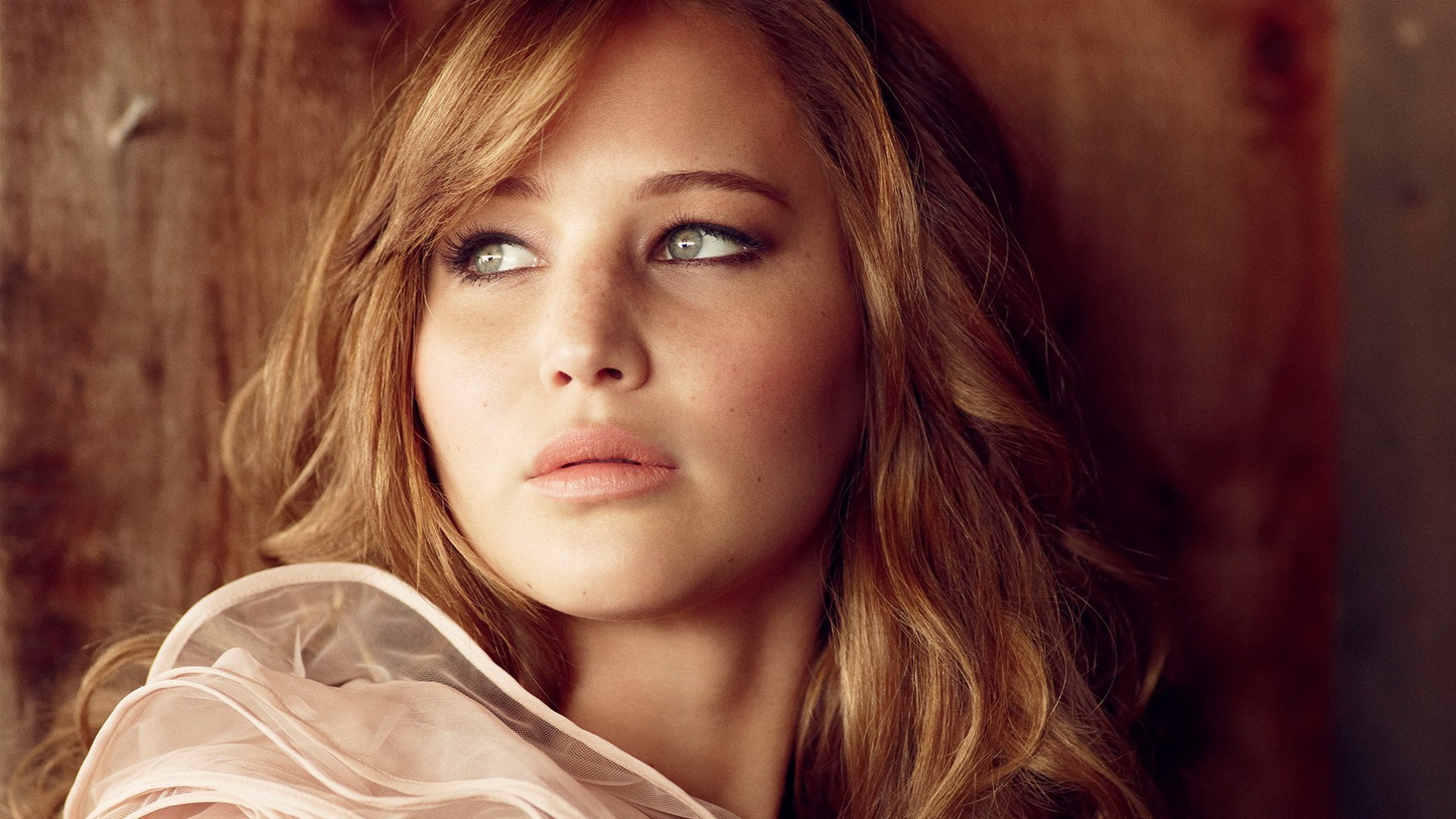 Jennifer Lawrence mượn rượu để đóng cảnh 18+ với Chris Pratt
