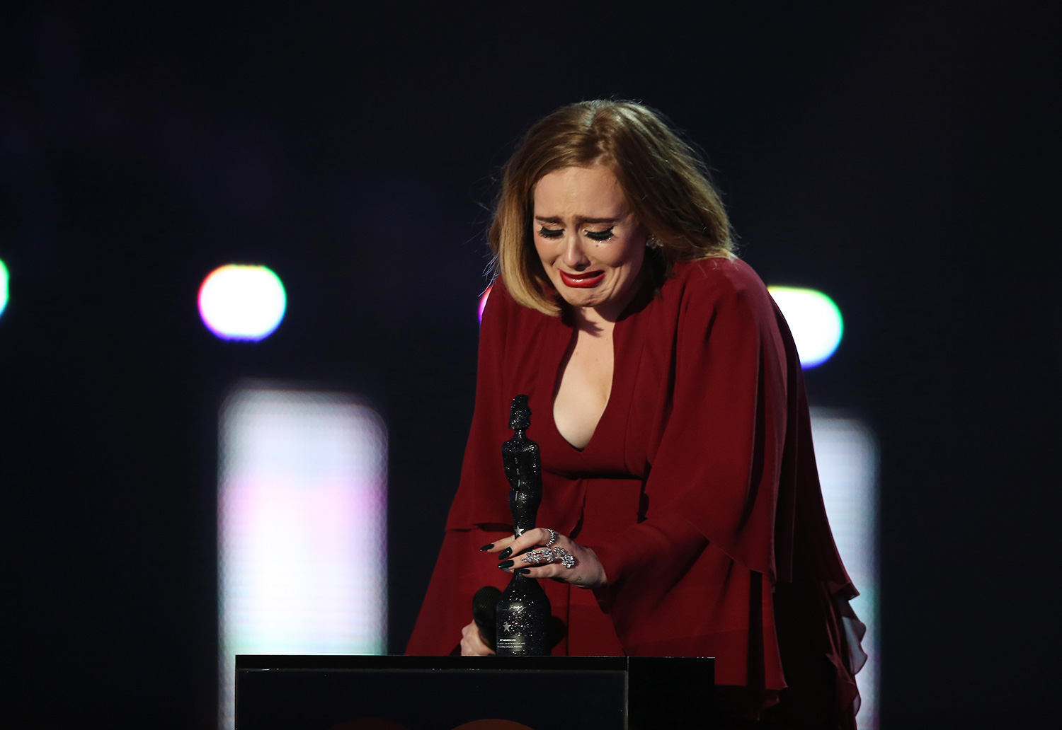 Adele văng tục khi nhận 4 giải BRIT Awards