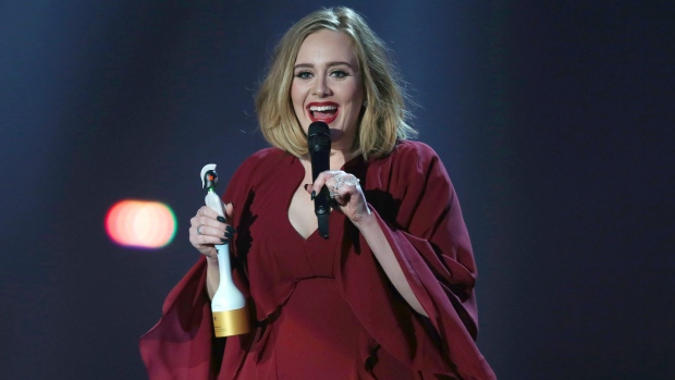 Adele văng tục khi nhận 4 giải BRIT Awards