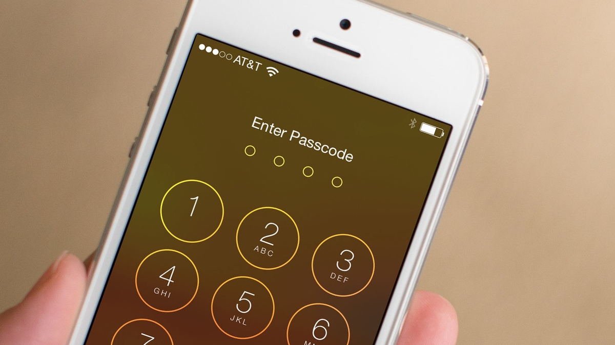 Cha đẻ McAfee Antivirus muốn hack iPhone hộ FBI