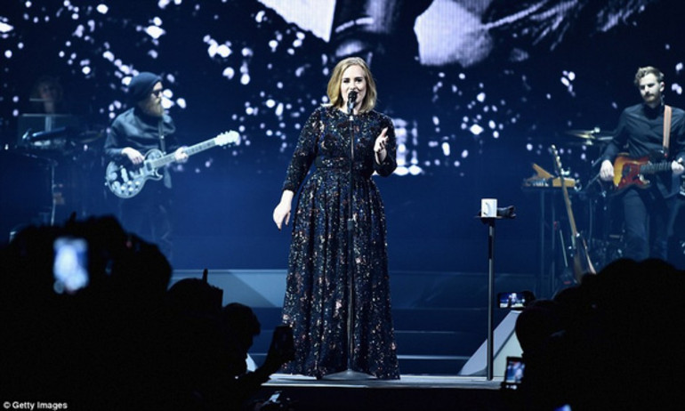 Adele giúp fan cầu hôn ngay trong tour diễn cá nhân