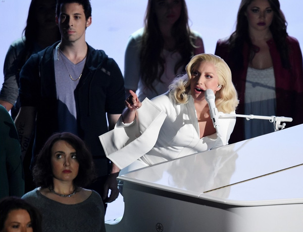 Màn biểu diễn Oscar của Lady Gaga gây sốc cho gia đình