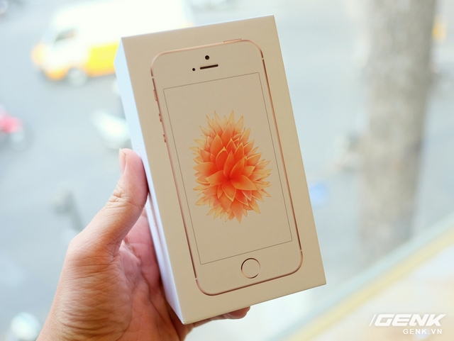 Cận cảnh iPhone SE vàng hồng tại Việt Nam, giá 10,96 triệu