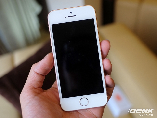 Cận cảnh iPhone SE vàng hồng tại Việt Nam, giá 10,96 triệu