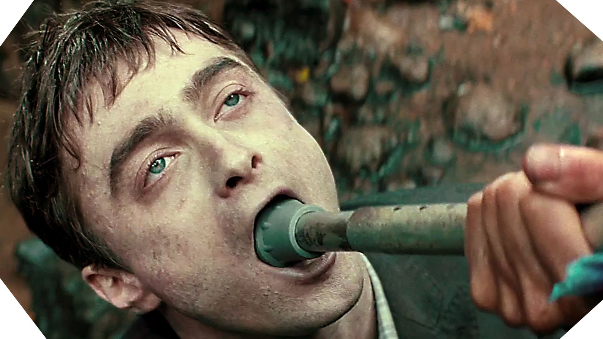 “Swiss Army Man” tung trailer về Daniel Radcliffe “quái dị”