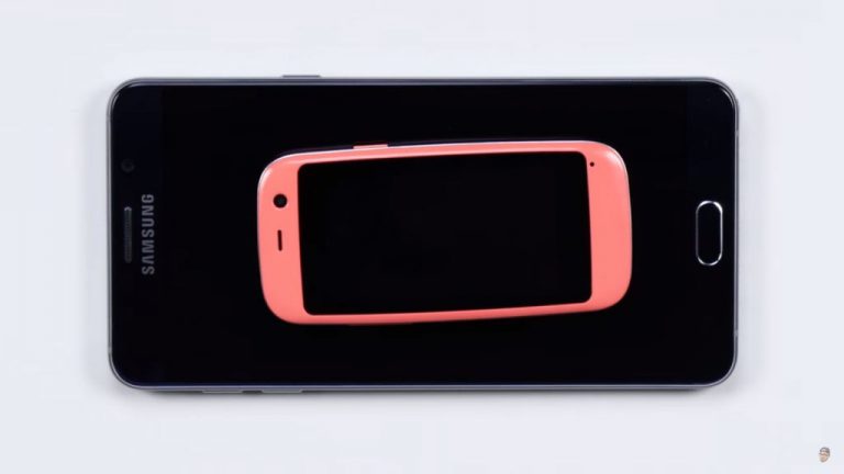 Nếu iPhone SE chưa đủ nhỏ gọn, hãy nhìn chiếc smartphone này