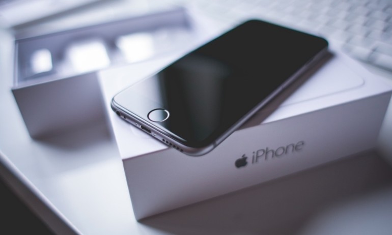 Doanh số iPhone lần đầu tiên tụt giảm sau 9 năm ra mắt