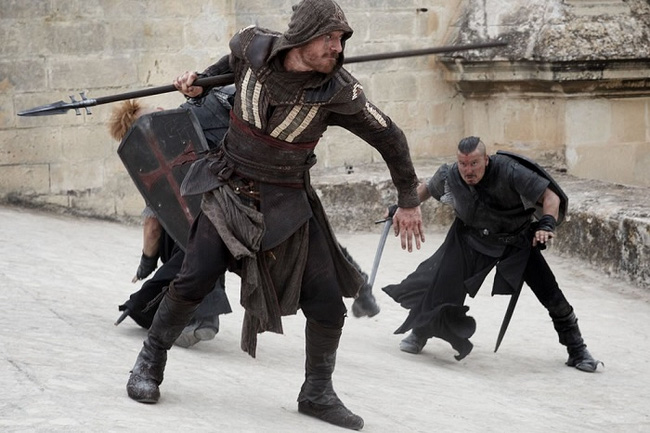Michael Fassbender trở về từ cõi chết trong “Assassin’s Creed”