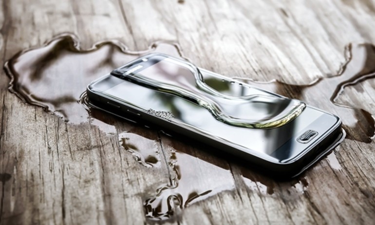 Mùa mưa đã tới, mua smartphone nào dùng cho an toàn?