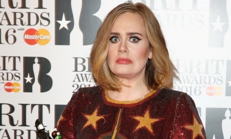 Phản ứng hài hước của Adele khi quên lời bài hát