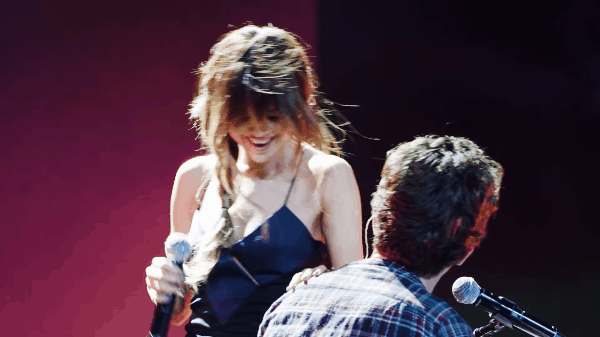 Selena hạnh phúc và quyến rũ trên sân khấu cùng Charlie Puth