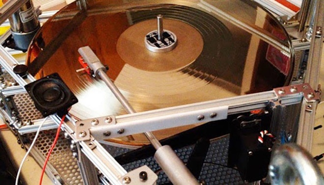 Jack White thiết kế mâm đĩa nhựa có thể chơi nhạc trên vũ trụ