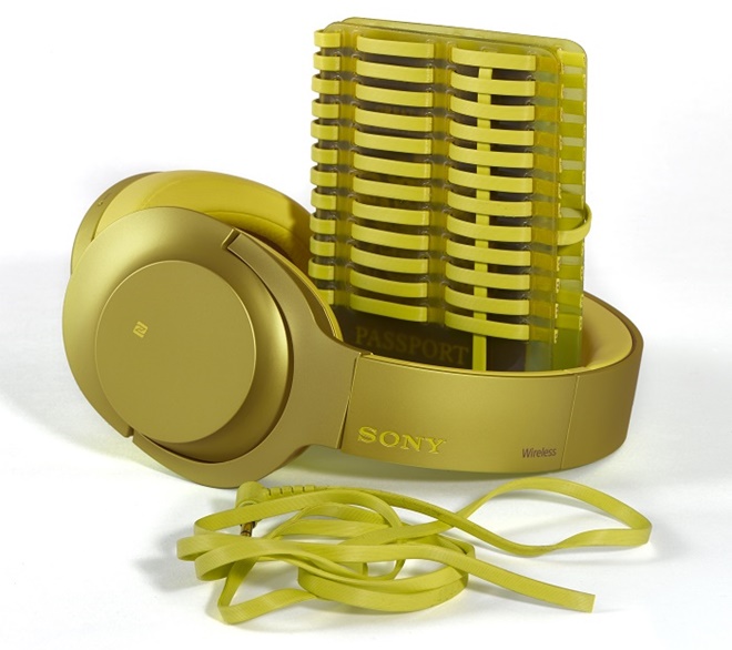 Sony tái chế dây tai nghe H.ear thành dép, túi xách, bao điện thoại