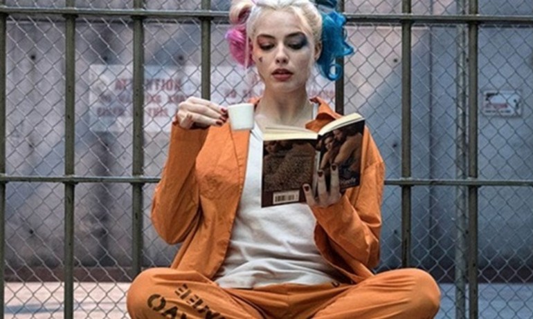 Sách gối đầu giường của Harley Quinn trong trại giam là gì?