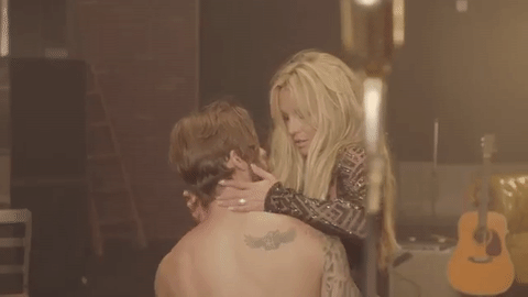 Fan Britney chán ghét bản MV “Make Me” nghiêm túc
