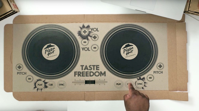 Sau máy chiếu, hộp Pizza Hut còn làm được bàn DJ