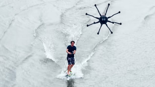 “Bay” trên mặt nước cực phê với drone lướt sóng Alta 8