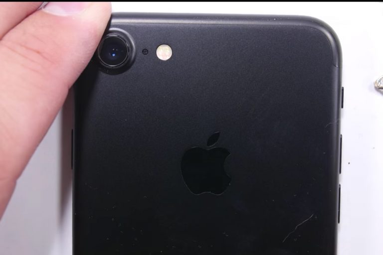 “Hành hạ” iPhone 7: Khó bẻ cong nhưng rất dễ xước!