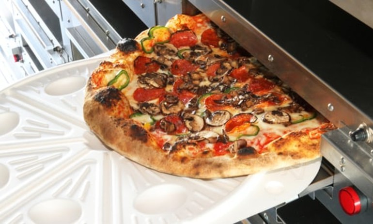 Khám phá dây chuyền sản xuất pizza “bốc khói”