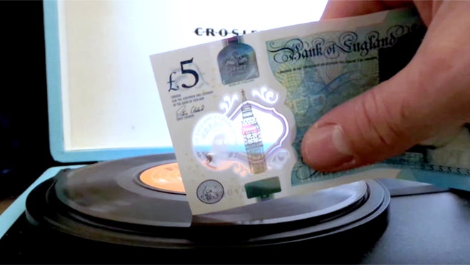 Dân Anh dùng tờ tiền 5 Bảng mới để thay cartridge đĩa than