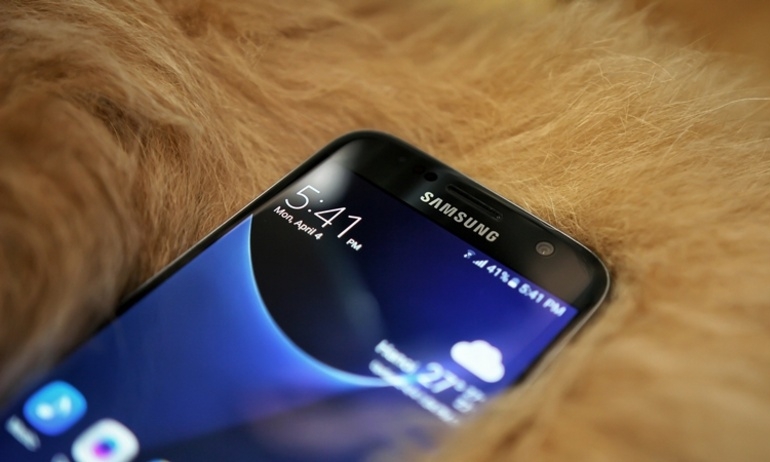 Nối gót Apple, Galaxy S8 cũng bị  Samsung 