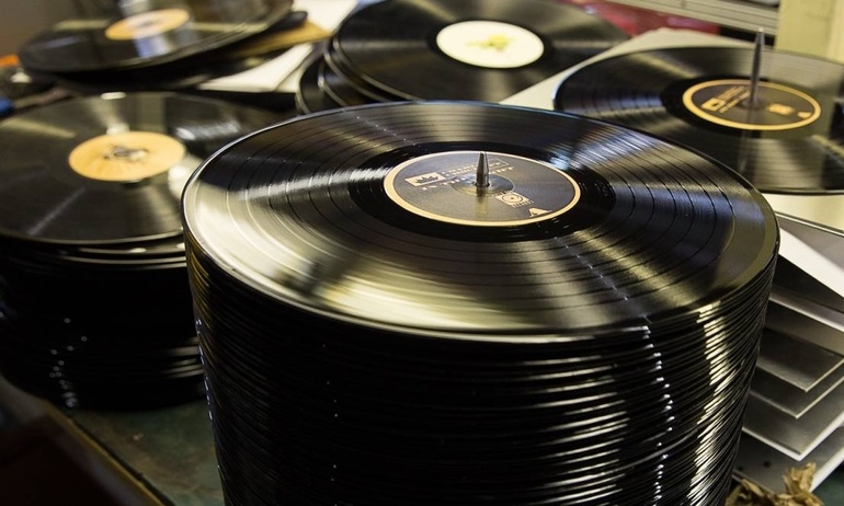 Sản xuất 24 nghìn bản ghi đĩa than trong một ngày