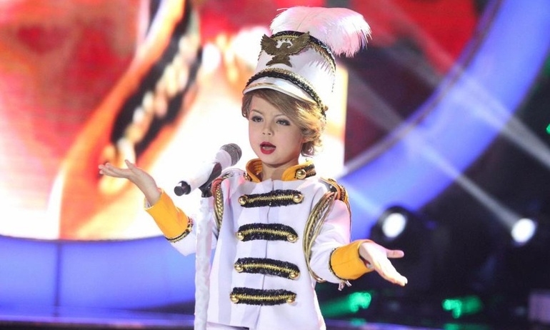 “Cỗ máy kiếm tiền” 7 tuổi hóa thân thành Taylor Swift, bỏ túi hàng triệu view