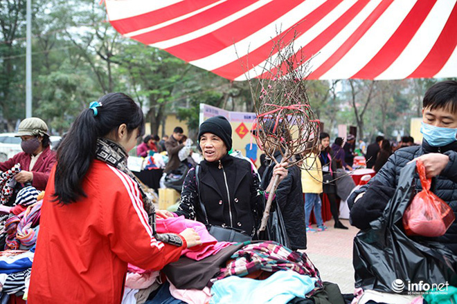 Phiên chợ Tết 0 đồng ý nghĩa cho người nghèo tại Hà Nội