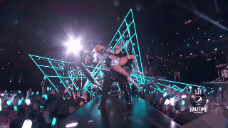 Lady Gaga gây thót tim bằng cú “nhảy lầu” chốt hạ sân khấu Super Bowl 2017