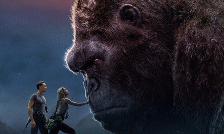 Vì sao Kong cứ được gái đẹp chạm vào người là rưng rưng nước mắt?