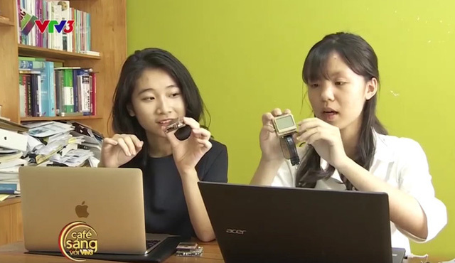 Hai nữ sinh lớp 11 Hải Phòng tự mày mò, chế tạo thành công đồng hồ thông minh cho người câm điếc