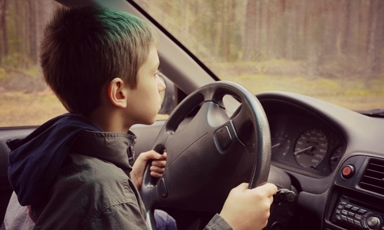 Tin nổi không, bé trai 8 tuổi học lái xe thành công nhờ Youtube