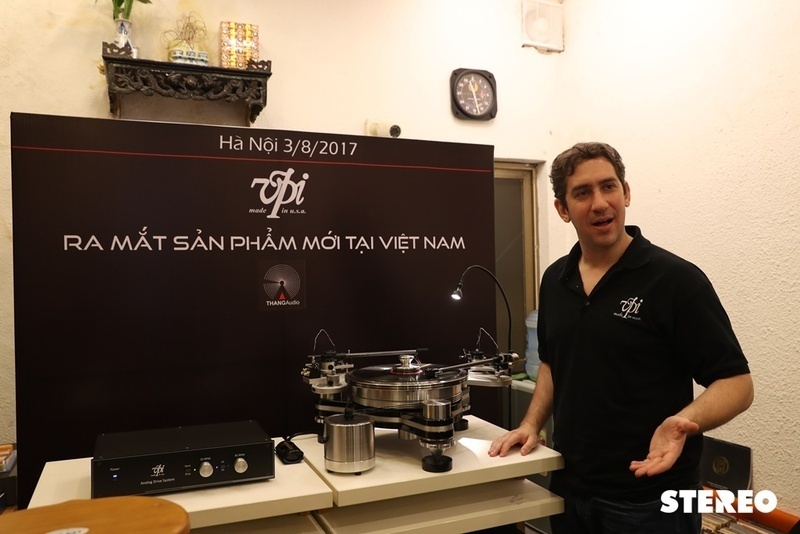 Đại diện hãng mâm đĩa nhựa VPI, ông Mat Weisfeld ra mắt sản phẩm mới tại Việt Nam