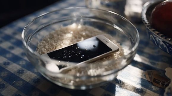 Samsung công khai “đá đểu” người mua iPhone X trong quảng cáo mới của mình