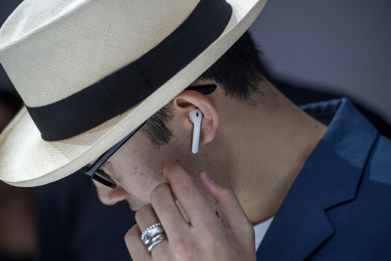 Liệu Apple có dự định làm phiên bản chống nước cho tai nghe AirPods và iPad giá rẻ?