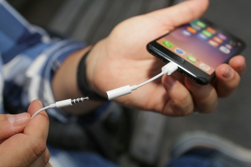Apple để lộ ý định bỏ jack chuyển 3.5mm trên các dòng iPhone mới