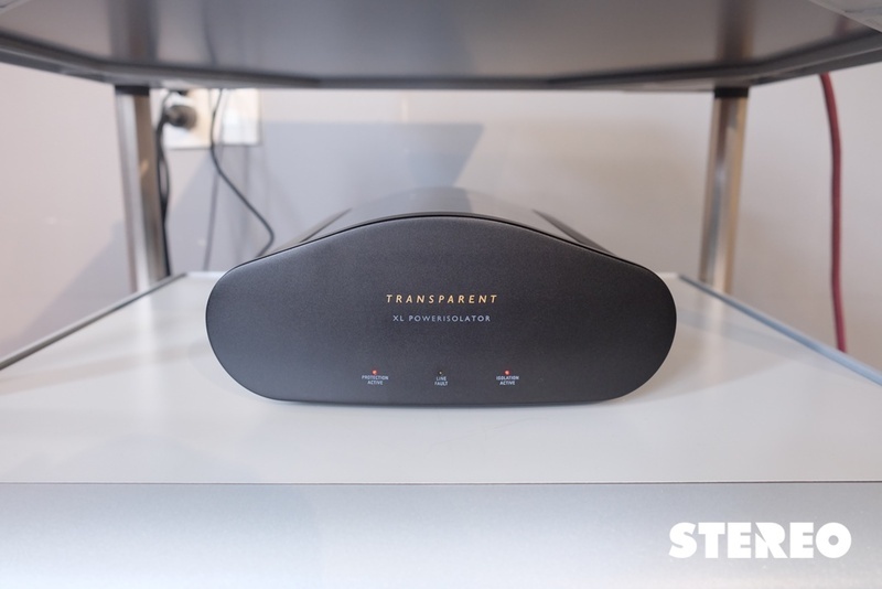 Chuyên gia Transparent demo thiết bị cách ly chống nhiễu XL PowerIsolator cho dàn máy nghe nhạc