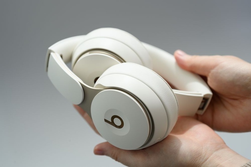 Beats ra mắt tai nghe on-ear chống ồn đầu tiên mang tên Solo Pro 