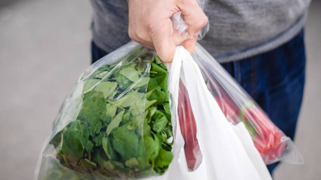 Đặt túi nylon đựng thực phẩm vào tủ lạnh gây ra nguy hại gì?