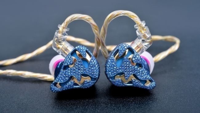 QDC ra mắt tai nghe in-ear Blue Dragon: Nạm 800 viên Sapphire, giá hơn 300 triệu đồng