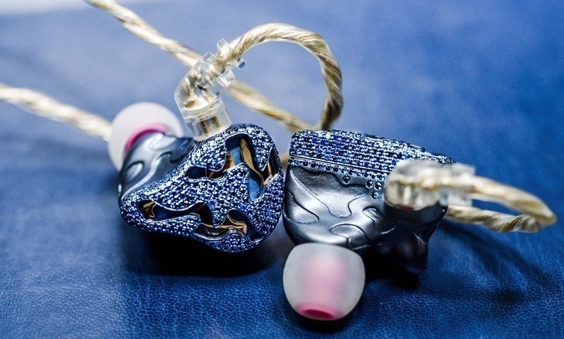 QDC ra mắt tai nghe in-ear Blue Dragon: Nạm 800 viên Sapphire, giá hơn 300 triệu đồng