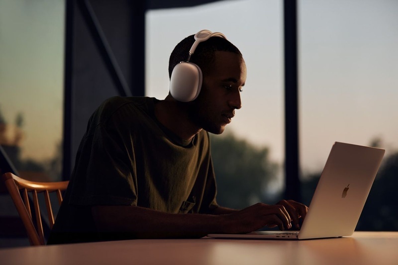 Apple chính thức ra mắt tai nghe over-ear không dây đầu tay