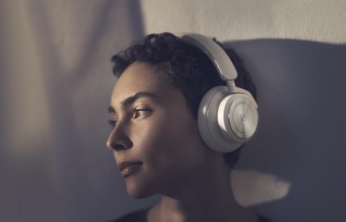 Bang & Olufsen ra mắt BeoPlay HX: Tai nghe không dây chống ồn pin 