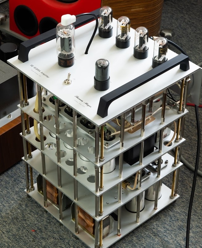 Thomas Mayer hé lộ hệ thống ampli đồ sộ dùng đèn 6CB5A
